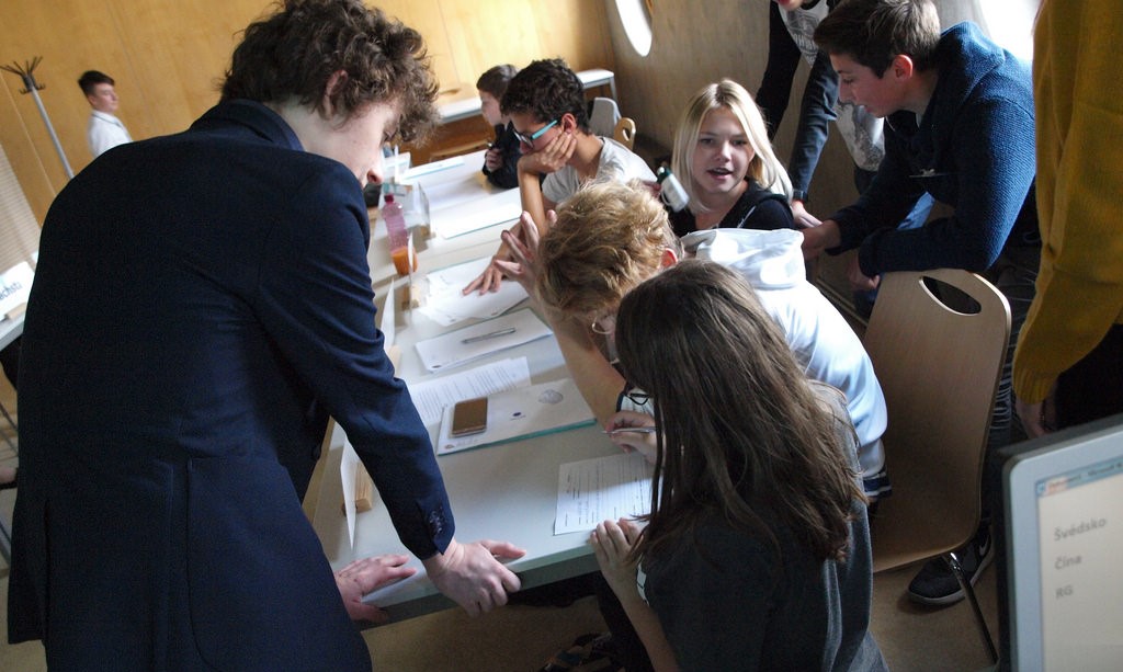 FOTO: Žáci základních škol a gymnázií v Hradci Králové se stali diplomaty